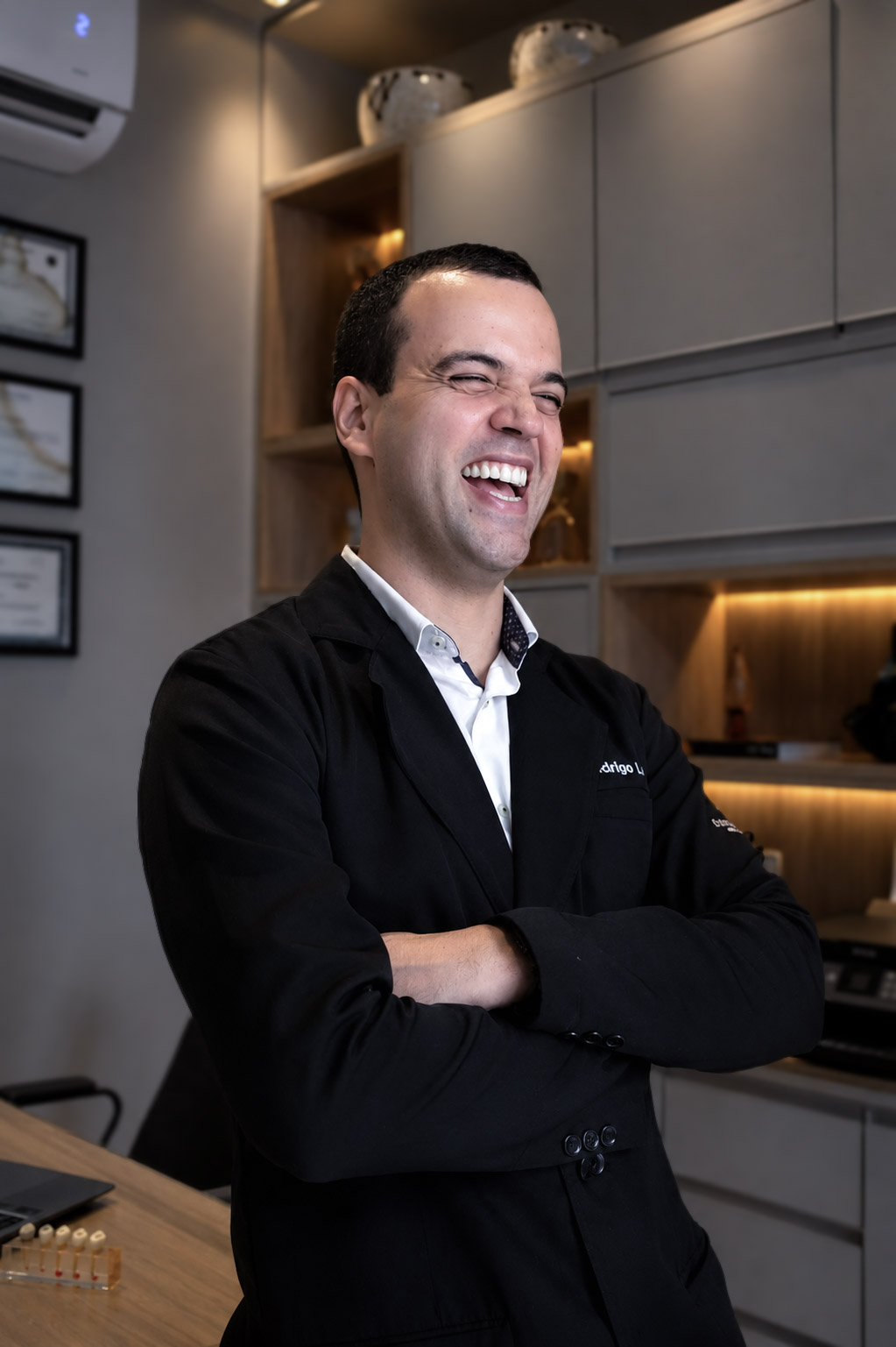 Dr. Rodrigo Lins sorrindo no consultório