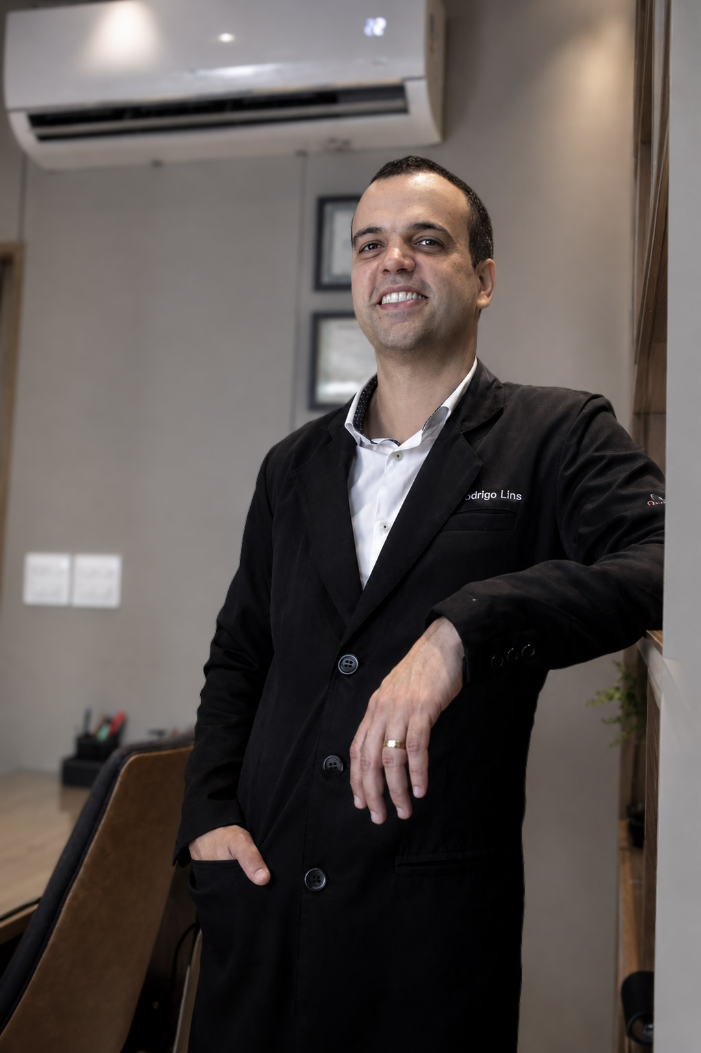 Dr. Rodrigo Lins no consultório