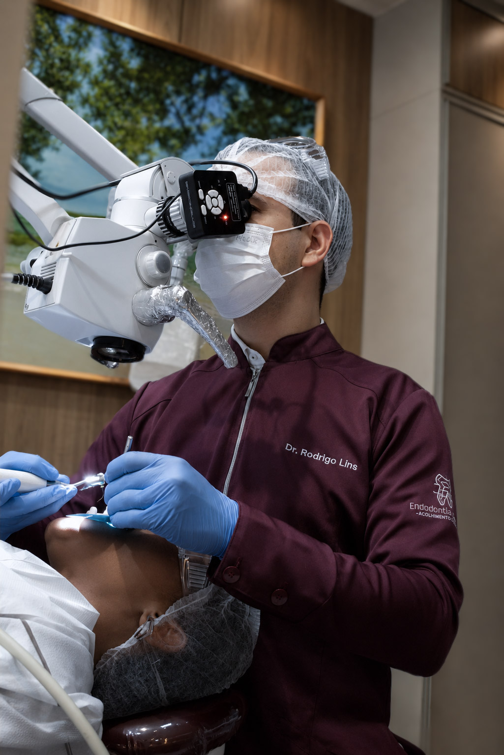 Dr. Rodrigo Lins atendendo com microscópio operatório