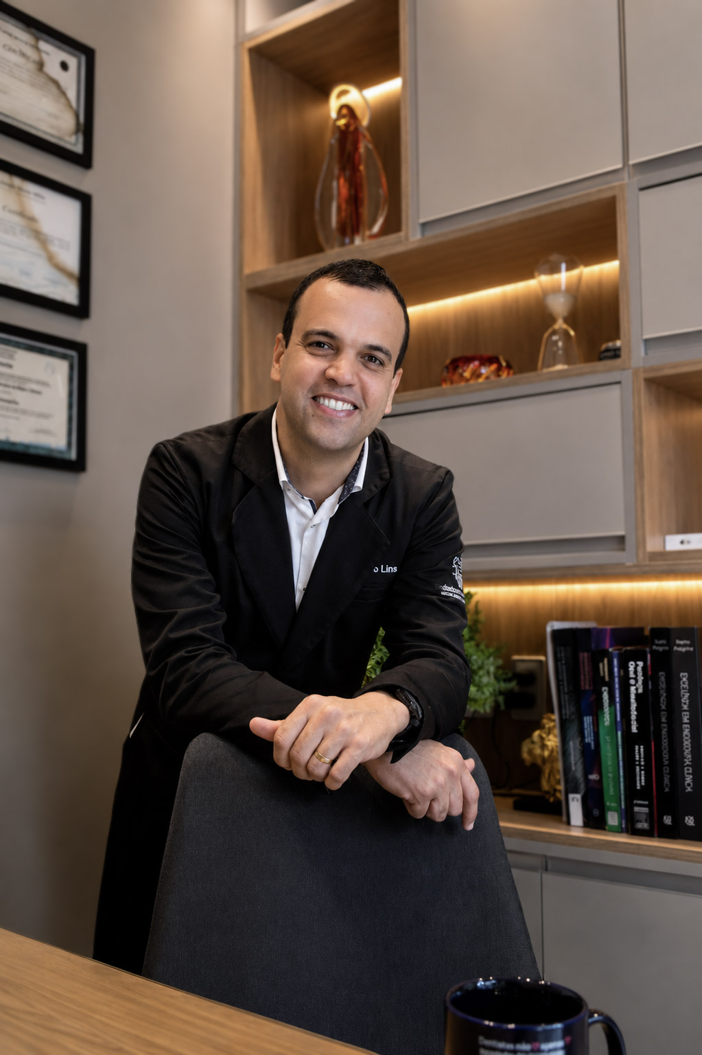 Dr. Rodrigo Lins em seu consultório no Itaigara